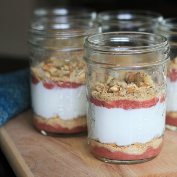 Make-Ahead Rhubarb Yogurt Parfaits