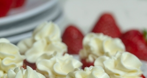 Low-Carb Cheesecake-Stuffed Strawberries