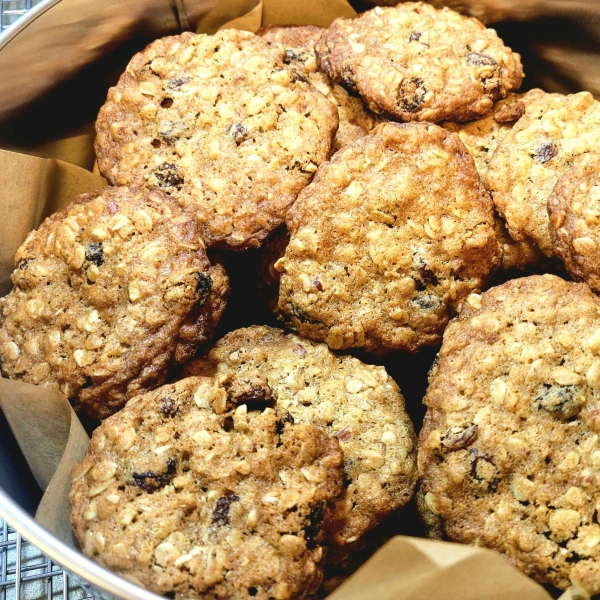 Thin and Crispy Oatmeal Raisin Cookies