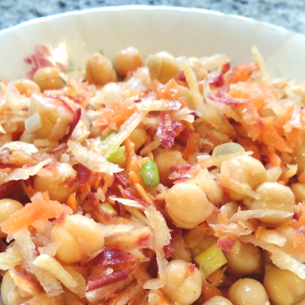 Quick and Easy Carrot and Chickpea Salad