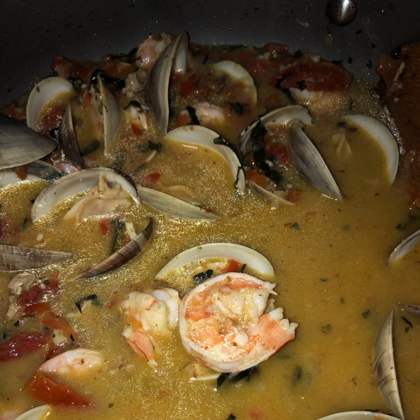 Pesto Clams and Shrimp Linguine