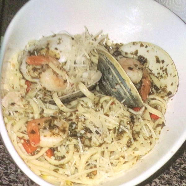 Pesto Clams and Shrimp Linguine