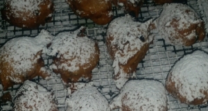 Oliebollen met Krenten en Rozijnen (Dutch Doughnuts with Raisins)