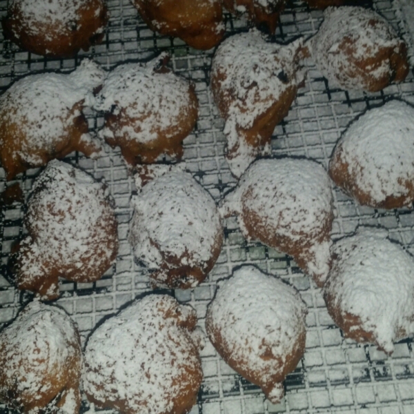 Oliebollen met Krenten en Rozijnen (Dutch Doughnuts with Raisins)