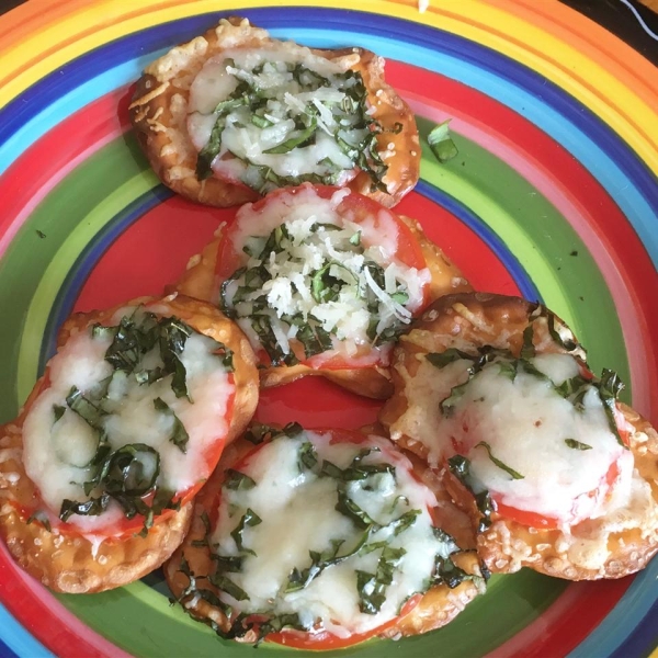 Tomato, Cheese and Basil Pretzel Crisps® Bites