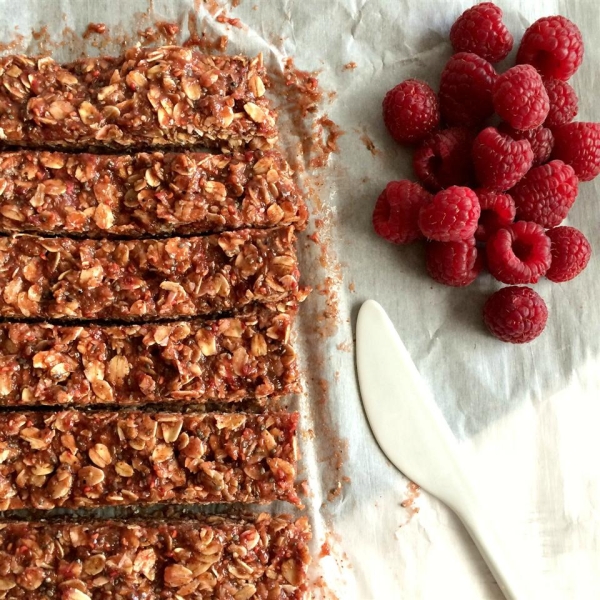 No-Bake Raspberry Peanut Butter Granola Bars
