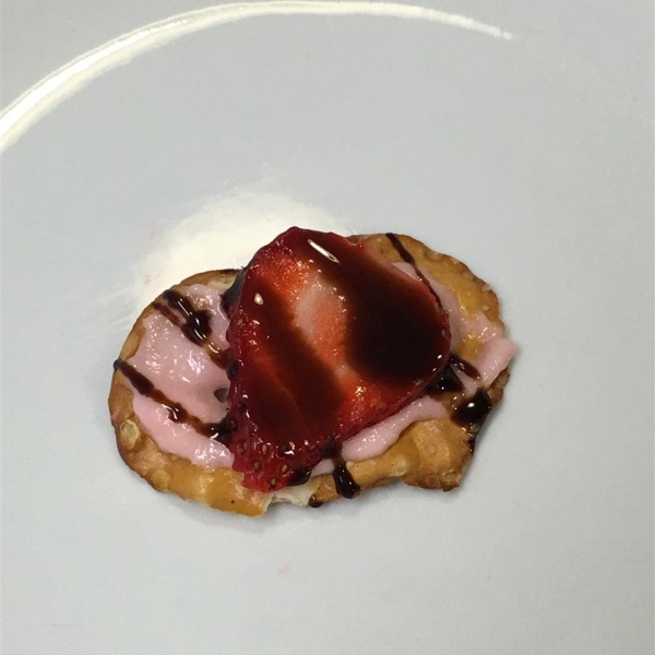 Pretzel Crisps® Strawberry Fluff Bites