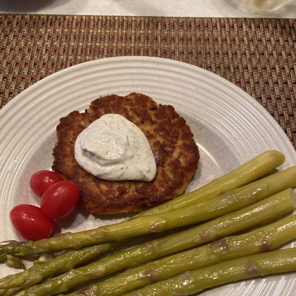 Salmon Patties with Dill Sauce