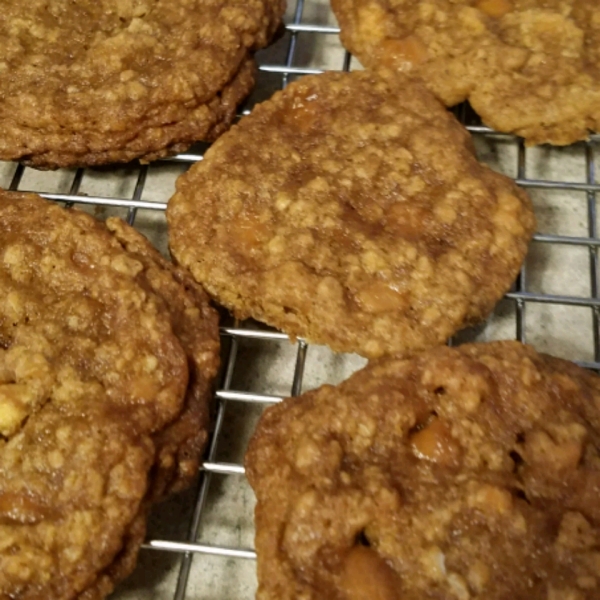 Caramel Apple Oatmeal Cookies
