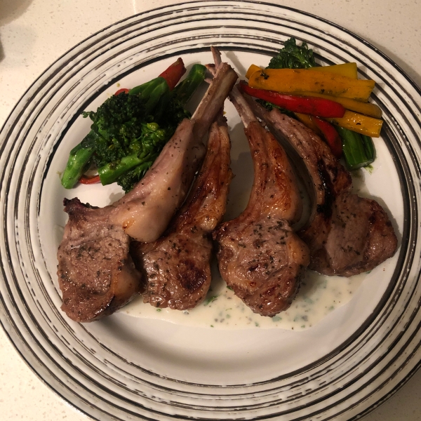 Lamb Chops with Minted Yogurt Sauce