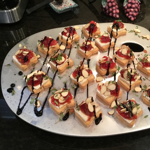Petit Toasts with Brie, Fig, and Thyme