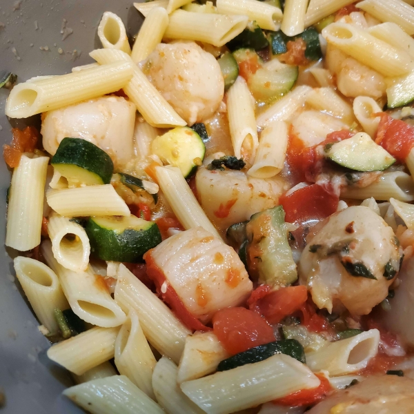 Pasta with Scallops, Zucchini, and Tomatoes