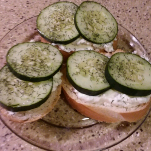Creamy Dill Cucumber Toasties