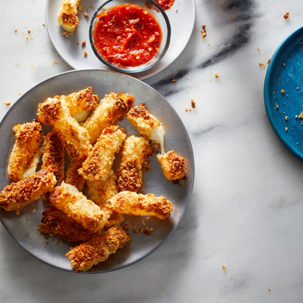 Air-Fried Mozzarella Cheese Bites with Spicy Marinara Sauce