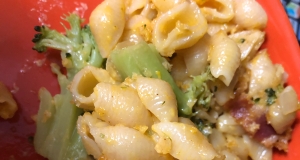 Skillet Bacon and Broccoli Macaroni and Cheese