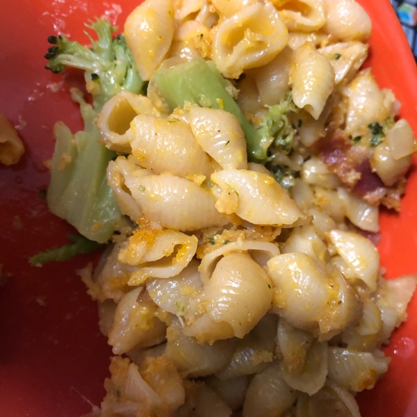 Skillet Bacon and Broccoli Macaroni and Cheese