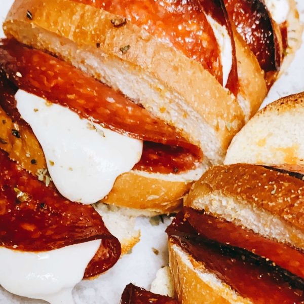 Pull-Apart Bread with Pepperoni and Mozzarella