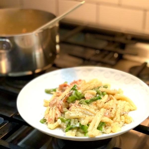 One-Pot Salmon, Asparagus, and Feta Pasta