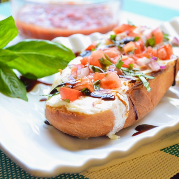 Easy Cheesy Garlic Bread from Ball Park® Buns