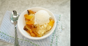 Slow Cooker Easy Peach Cobbler