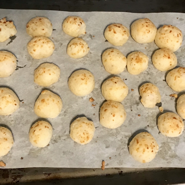 Pan de Queso (Brazilian Cheese Buns)
