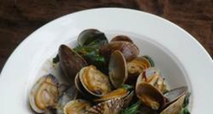 Hoy Lai Pad Nam Prik Pow (Clams with Chili Paste and Basil)