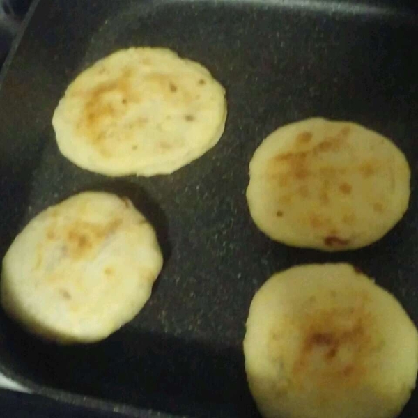 Pupusas de Queso (Cheese-Stuffed Tortillas)