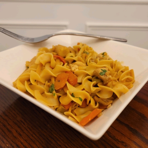 NO YOLKS® Asian Vegetables and Chicken in a Spicy Peanut Sauce