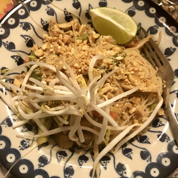 NO YOLKS® Asian Vegetables and Chicken in a Spicy Peanut Sauce