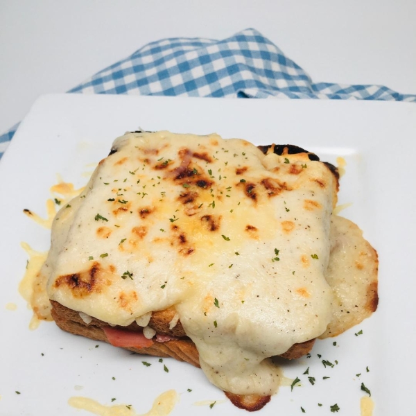 Traditional Croque Monsieur with Bechamel Sauce (Cafe-Style)