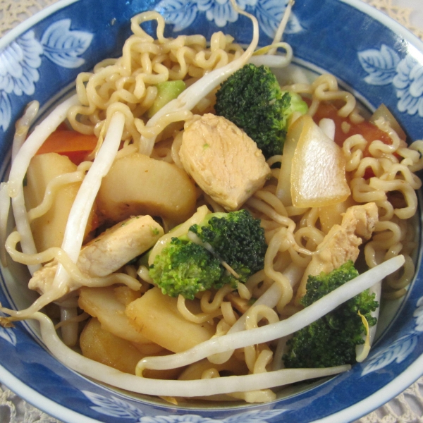 Ramen Noodle Stir-Fry with Chicken and Vegetables