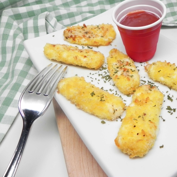 Air-Fried Mozzarella Cheese Bites with Spicy Marinara Sauce
