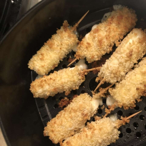 Air-Fried Mozzarella Cheese Bites with Spicy Marinara Sauce