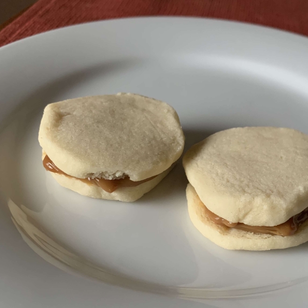 Alfajores (Dulce de Leche Sandwich Cookies)