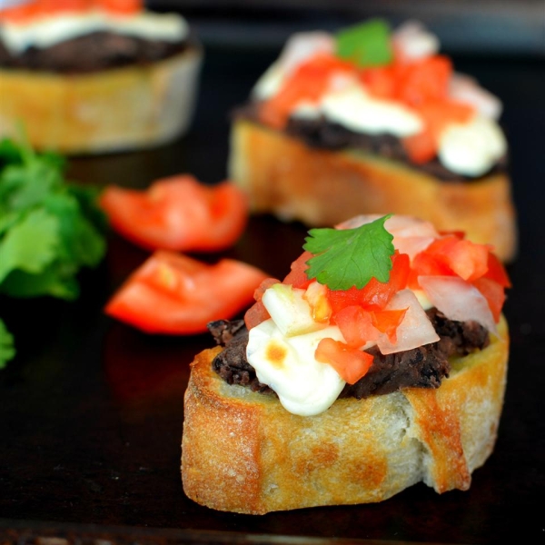 Mini Molletes de Frijoles (Mexican Bruschetta with Beans)