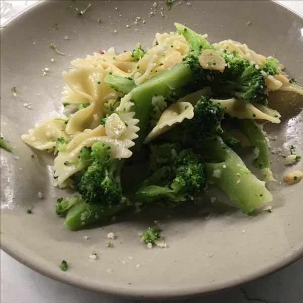Bow Tie Pasta with Broccoli, Garlic, and Lemon