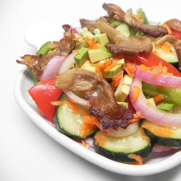 Refreshing Salad with Grilled Oyster Mushrooms
