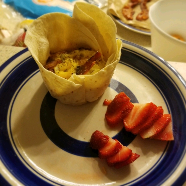 Easy Microwavable Bacon and Egg Breakfast Bowl