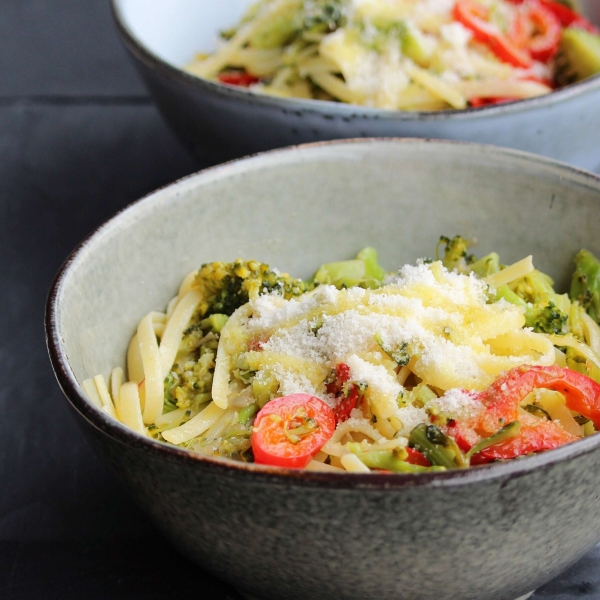Linguini with Broccoli and Red Peppers