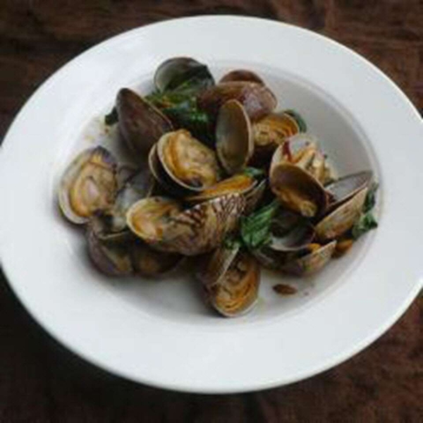 Hoy Lai Pad Nam Prik Pow (Clams with Chili Paste and Basil)