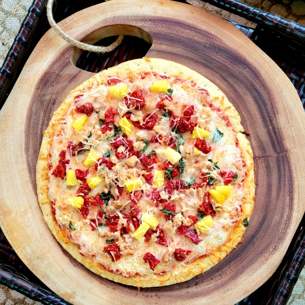 Clam Pizza with Red Sauce