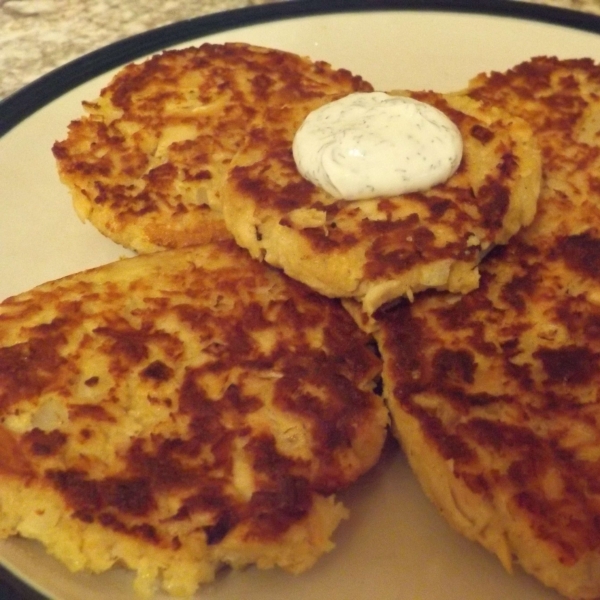 Salmon Patties with Dill Sauce
