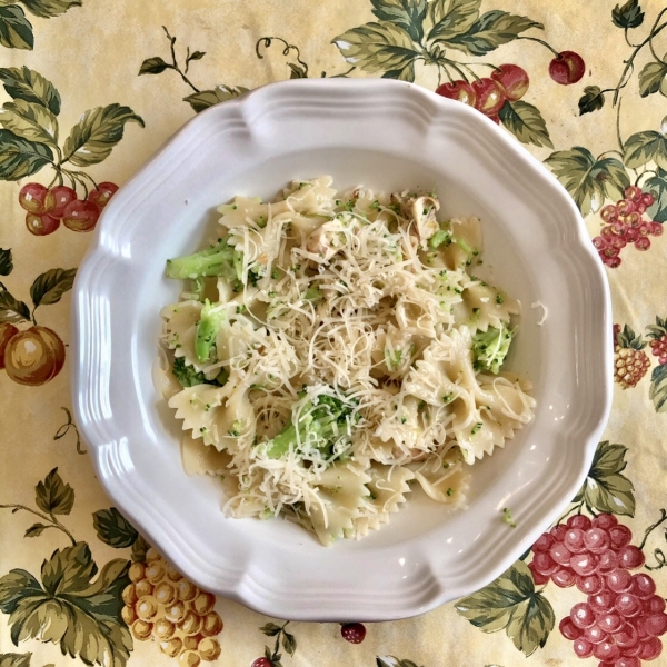 Bow Tie Pasta with Broccoli, Garlic, and Lemon