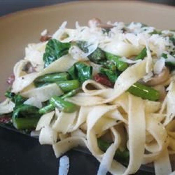 Linguine with Asparagus, Bacon, and Arugula