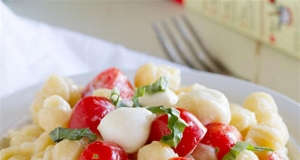 Easy Caprese Mac and Cheese
