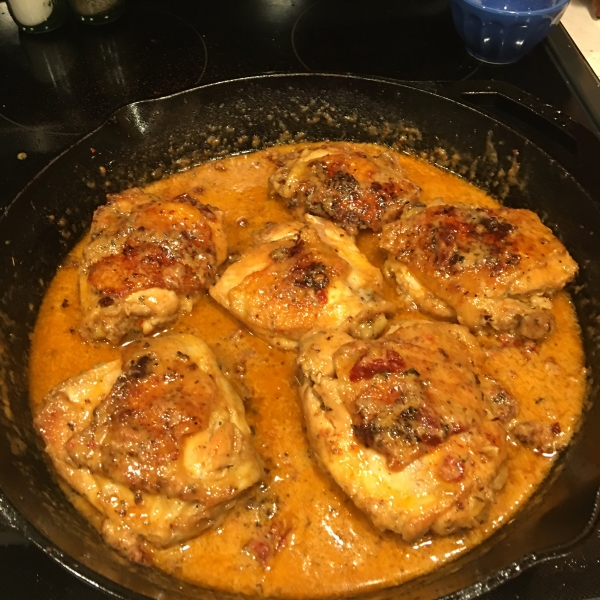 Easy Creamy Chicken in a Sun-Dried Tomato Wine Sauce