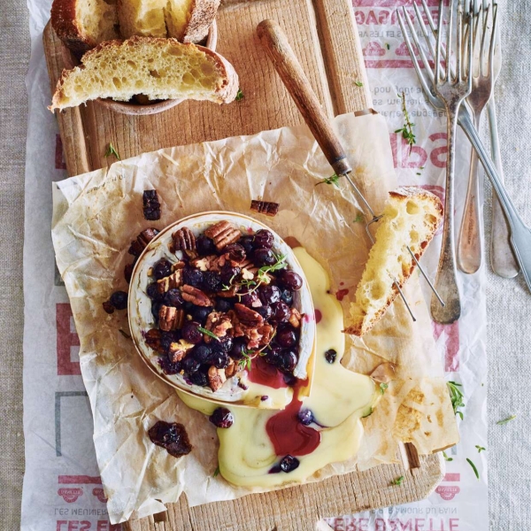 Baked Camembert with Apple-Pecan Topping