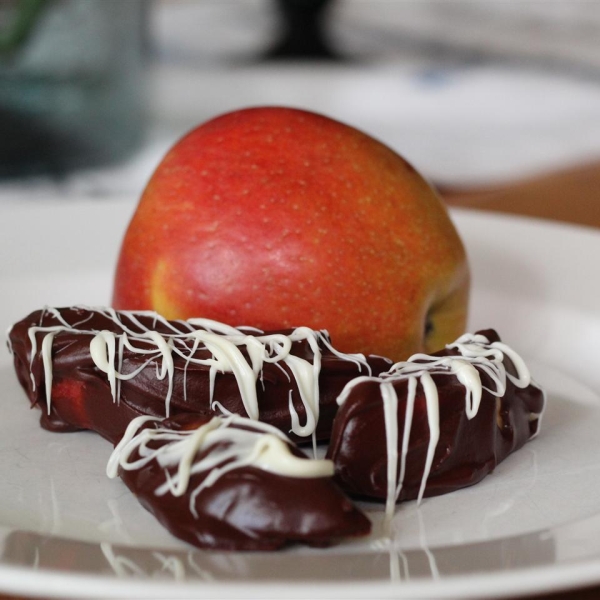 Deluxe Chocolate-Cinnamon Dipped Apples