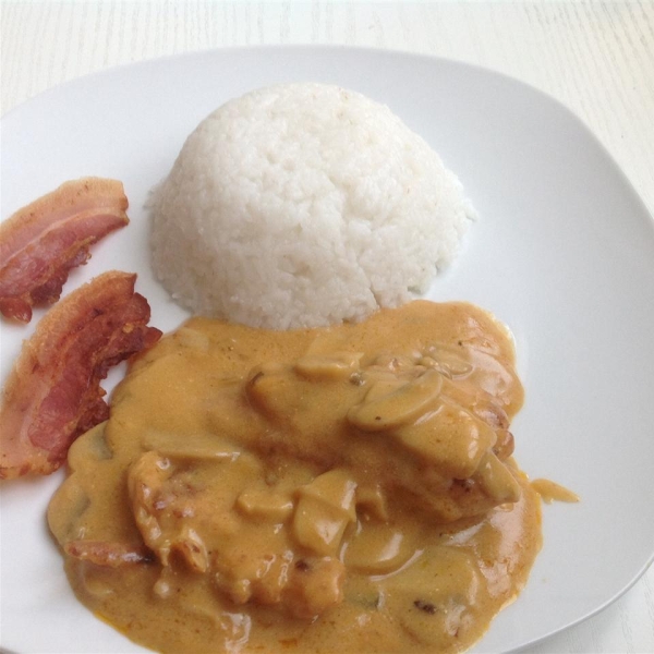 Chicken Breasts in a Sour Cream and Wine Sauce