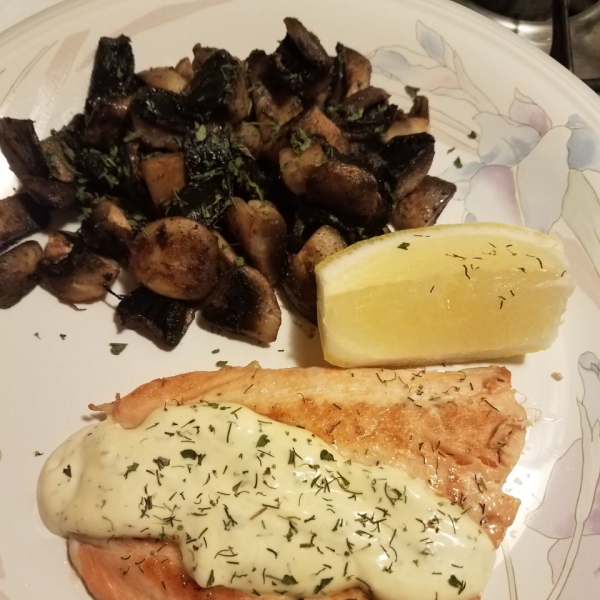 Grilled Salmon with Dill Sauce